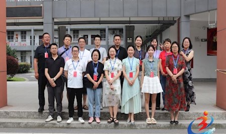 石门二中：褪色的红衣 不变的守护